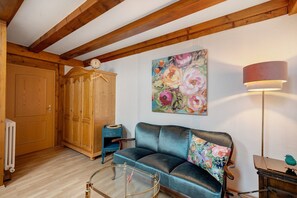 Interior - Room 'Spätburgunder' with Shared Courtyard, Wi-Fi & Breakfast Included (Endingen am Kaiserstuhl)