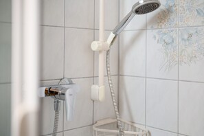 Regadera, secadora de cabello, toallas 