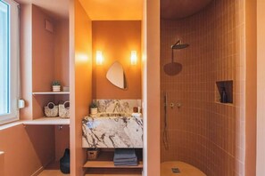 Haartrockner, Handtücher, Seife, Toilettenpapier
