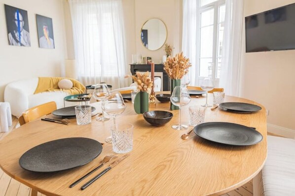 Dining - Apartment terrace cathedral view city center (Reims)