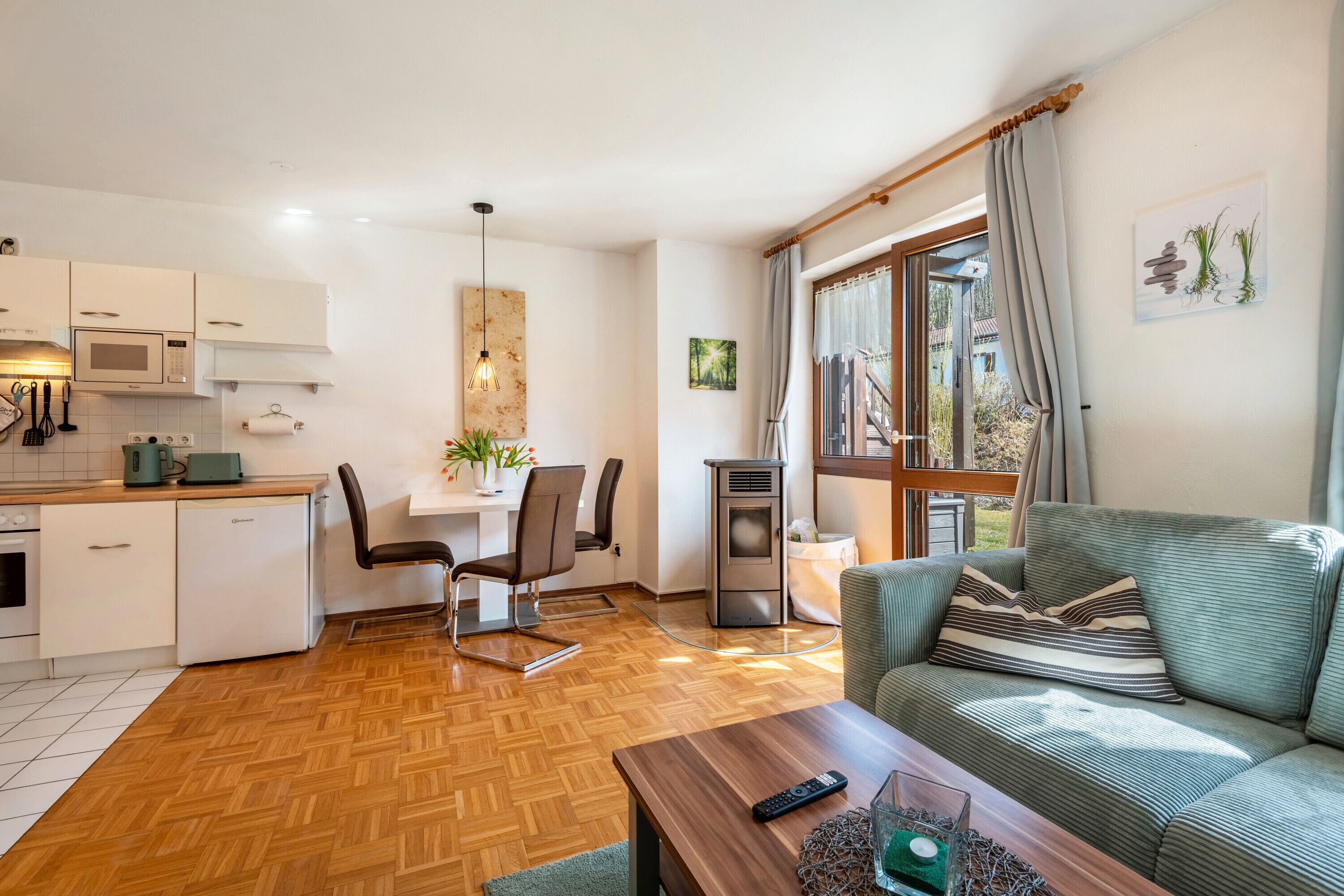 Fernseher, Kamin, Tischtennisplatte