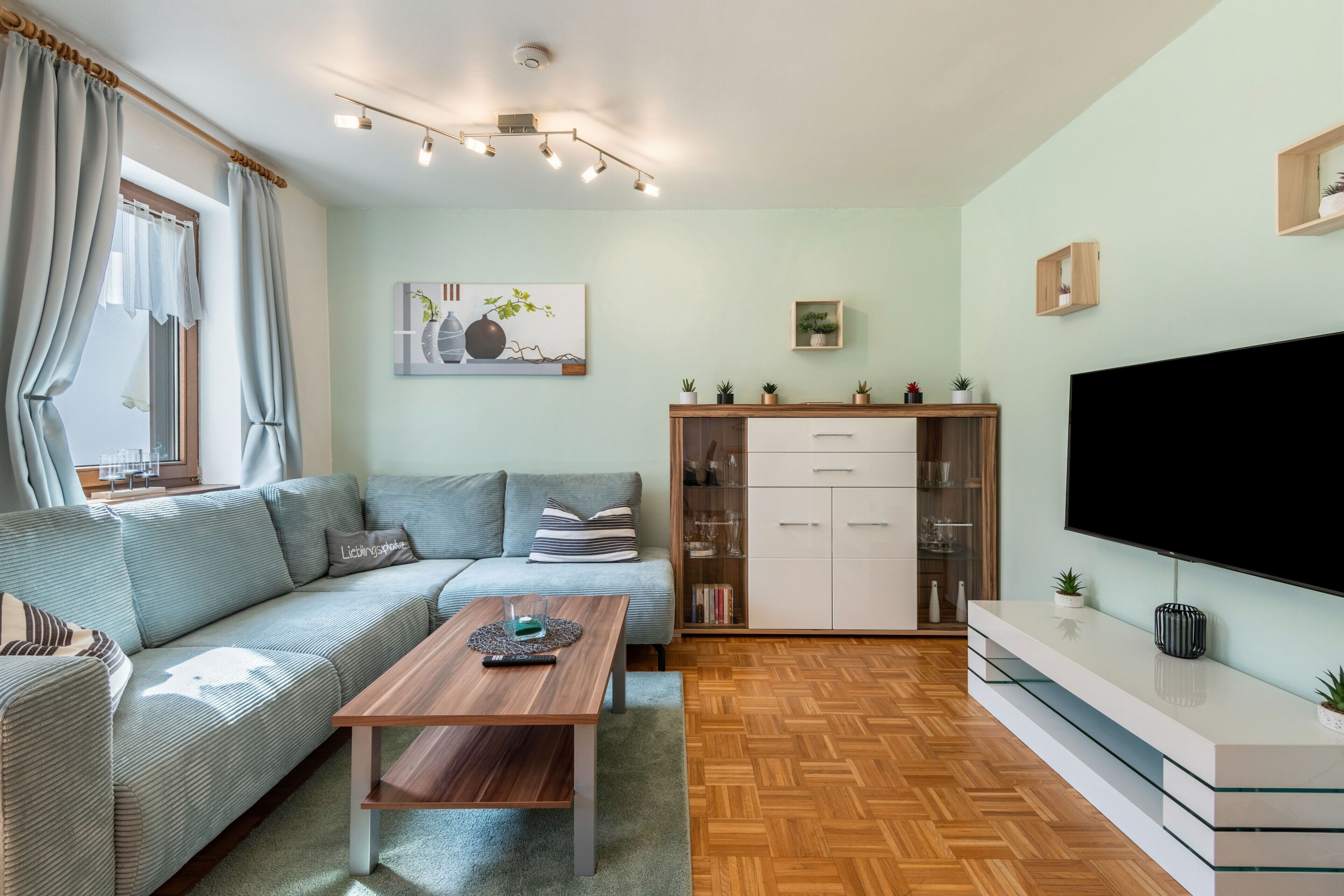 Télévision, cheminée, table de tennis de table