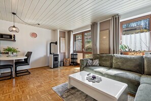 TV, fireplace, ping pong - Holiday Apartment 'Fewo mit Terrasse - Dogs Welcome' with Mountain View, Terrace and Wi-Fi (Falkenstein)