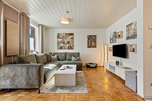 TV, fireplace, ping pong - Holiday Apartment 'Fewo mit Terrasse - Dogs Welcome' with Mountain View, Terrace and Wi-Fi (Falkenstein)