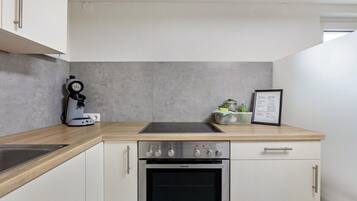 Fridge, oven, stovetop, coffee/tea maker