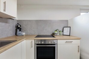 Fridge, oven, stovetop, coffee/tea maker