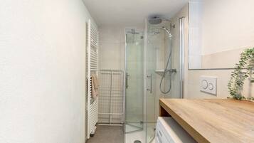 Een douche, een haardroger, handdoeken