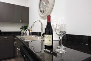 冷蔵庫、電子レンジ、オーブン、コンロ