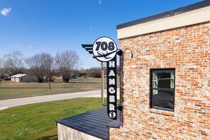 Exterior detail - Beacon - 5 mi to XNA - 15 mi to DT Bentonville (Gentry)