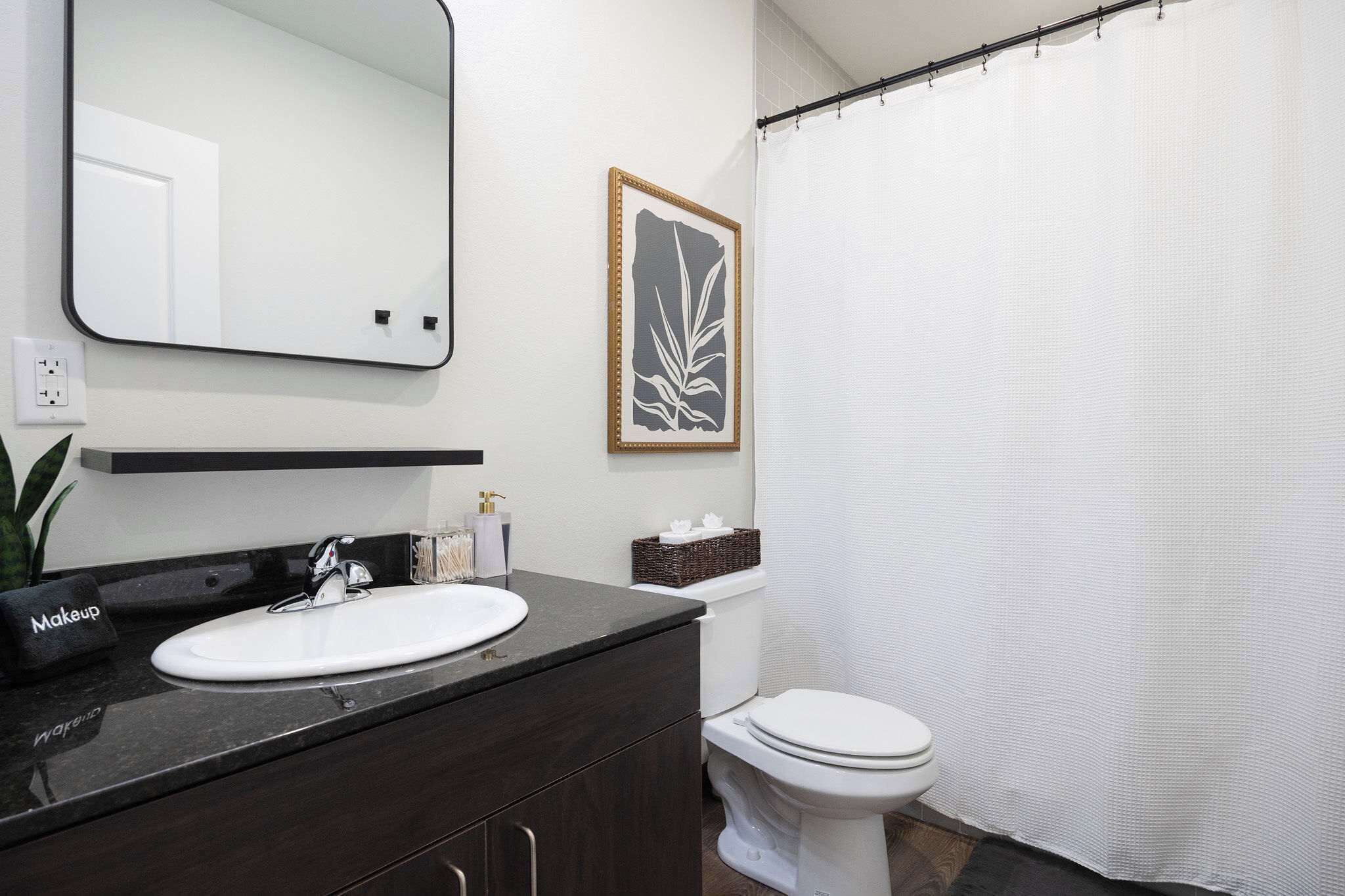 Een douche, een haardroger, handdoeken