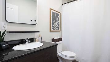 Een douche, een haardroger, handdoeken