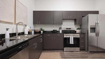 Frigorifero, microonde, forno, piano cottura