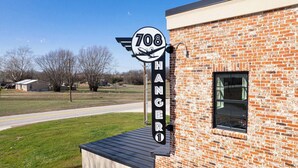 Un edificio de ladrillo con un letrero que dice '708 HANGER'.