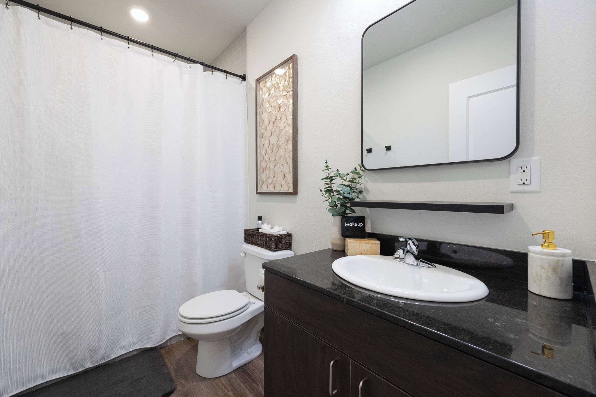 Douche, sèche-cheveux, serviettes fournies