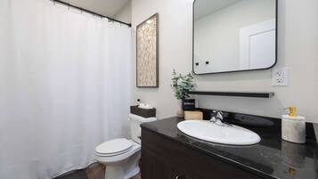 Douche, sĂšche-cheveux, serviettes fournies