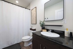 Een douche, een haardroger, handdoeken