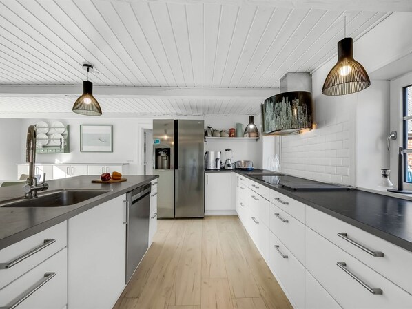 Kjøleskap, mikrobølgeovn, oppvaskmaskin og kjøkkenutstyr