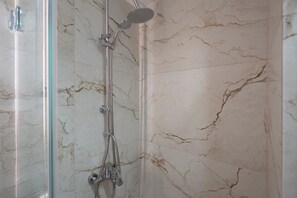 Appartement supérieur, balcon, vue sur la ville | Salle de bain | Douche, douche cascade, séchoir à cheveux, serviettes fournies