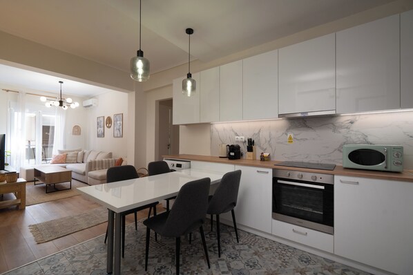 Superior-Apartment, Balkon, Stadtblick | Wohnbereich | 49-Zoll-Fernseher mit Kabelempfang