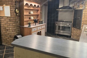 冷蔵庫、電子レンジ、オーブン、コンロ