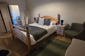 3 bedrooms, desk, iron/ironing board, free WiFi