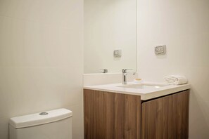 Suihku, hiustenkuivaaja, pyyhkeet