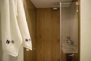 Douche, sèche-cheveux, serviettes fournies, shampoing
