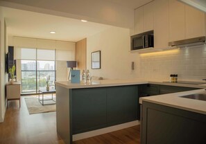 Kylskåp, mikrovågsugn, ugn och spishäll