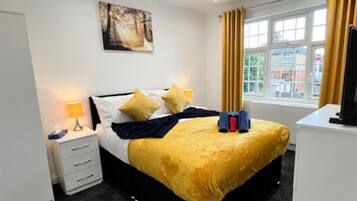 3 bedrooms, desk, iron/ironing board, free WiFi