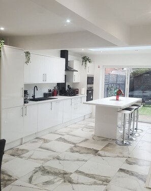 Een koelkast, een microgolfoven, een oven, een kookplaat