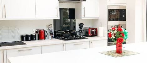 Kjøleskap, mikrobølgeovn, ovn og kokeplater