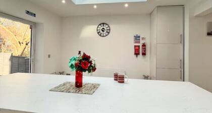 Luxury and spacious 3 bedroom home in Southampton