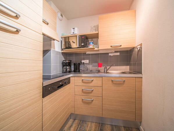 Kühlschrank, Mikrowelle, Geschirrspüler, Kochgeschirr/Geschirr/Besteck