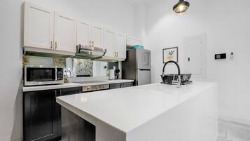 Køleskab, mikrobølgeovn, ovn, kogeplade