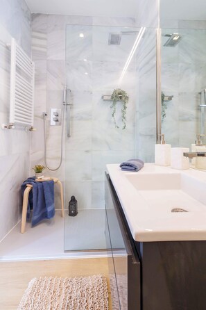 Shower, hair dryer, towels, shampoo - w* | Remarkable 1BR with lovely decor in Justicia (Madrid)
