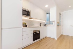 Refrigerador, microondas, placa de cocina, lavavajillas