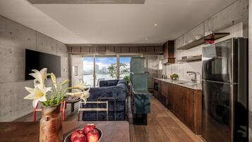 Suite de lujo, balcón | Cocina privada | Frigorífico pequeño, microondas, horno y placa de cocina