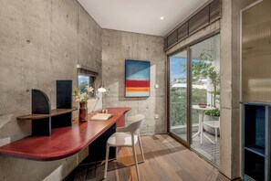 豪華雙人房, 露台 | 客廳 | 55 吋智能電視連數碼電視頻道、Netflix、書籍