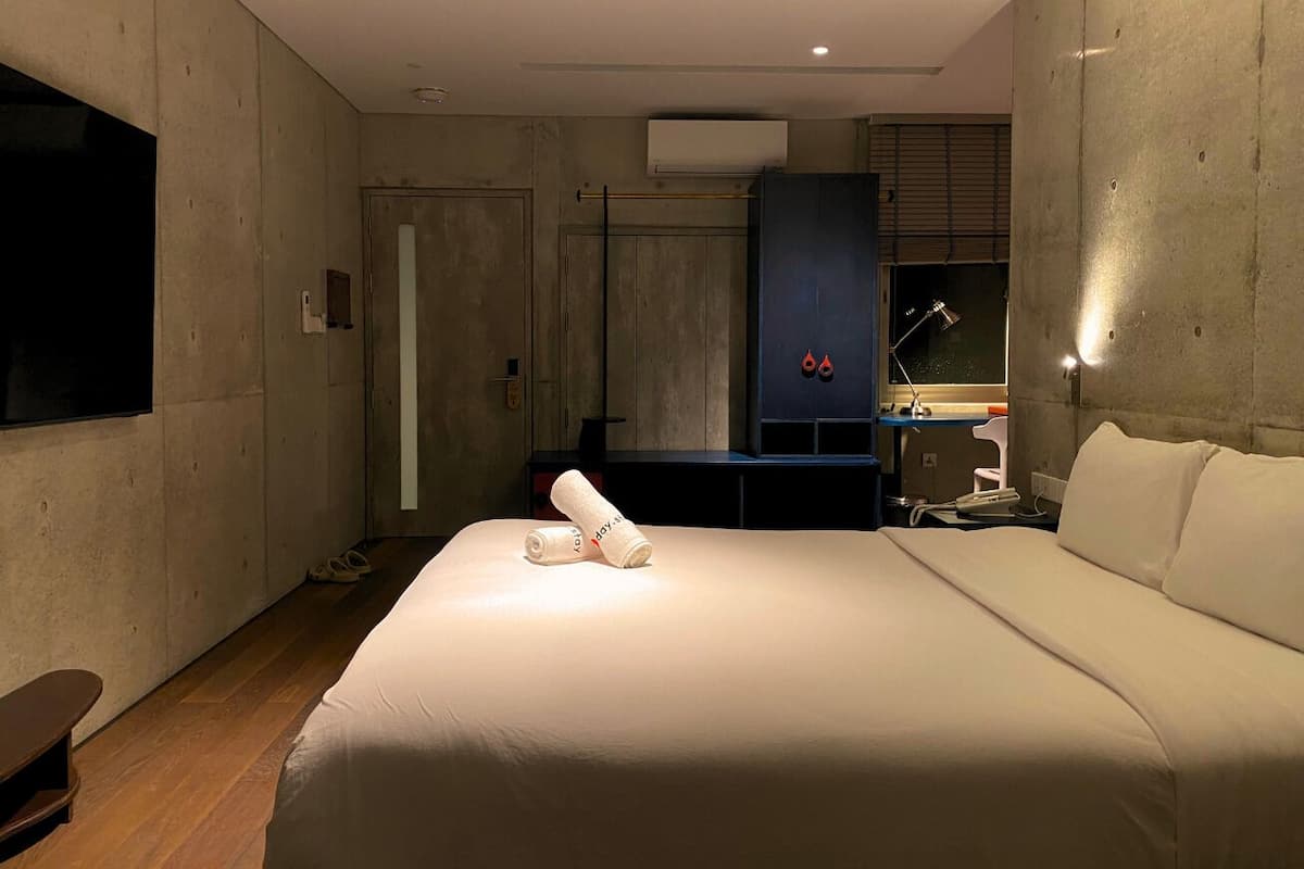 Deluxe Double Room, 1 Queen Bed | Hypo-allergenic bedding available, in-room safe, desk, laptop workspace