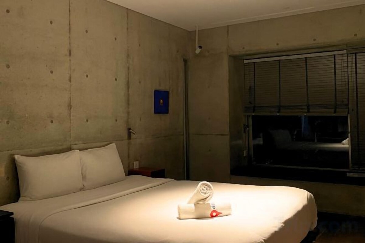 Hypo-allergenic bedding available, in-room safe, desk, laptop workspace