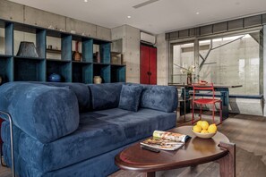 奢華套房, 露台 | 客廳 | 55 吋智能電視連數碼電視頻道、Netflix、書籍