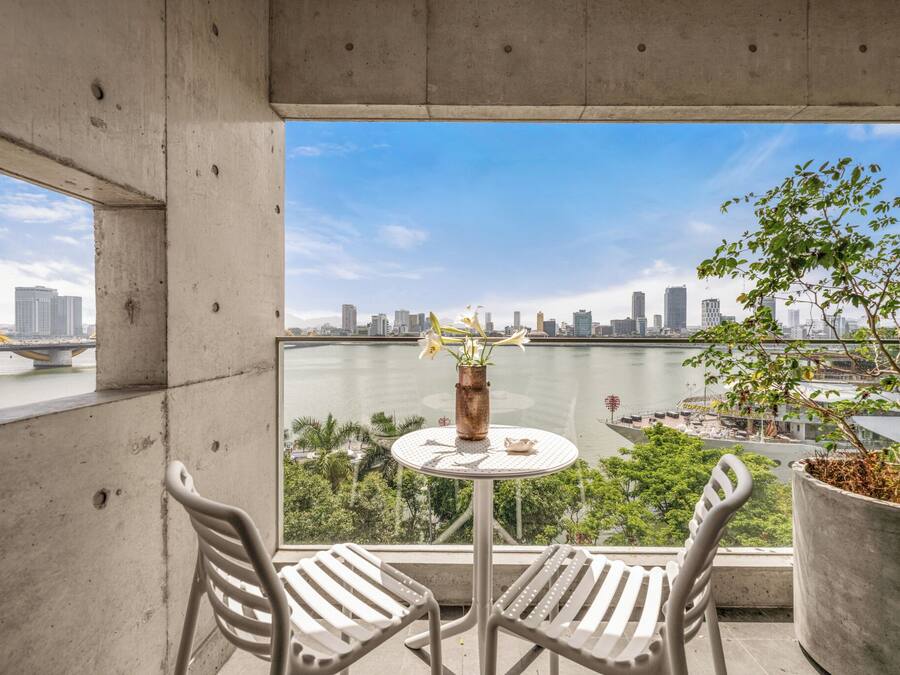 Luxury Suite, Balcony | Street view