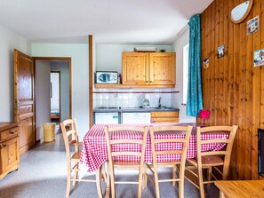 Kjøleskap, mikrobølgeovn, oppvaskmaskin og kjøkkenutstyr