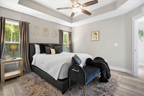 3 bedrooms, desk, iron/ironing board, travel cot - 5 Minutes to Beach and Downtown, Golf Cart Option (St. Augustine)
