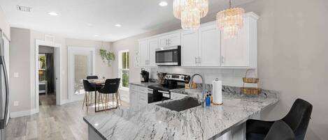 Réfrigérateur, micro-ondes, four, plaque de cuisson