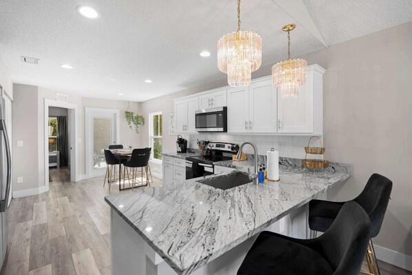 冷蔵庫、電子レンジ、オーブン、コンロ