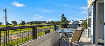 Coastal Studio with Stunning Beach Views – Perfect for a Relaxing Getaway