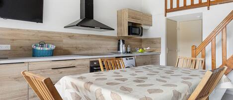 Réfrigérateur, four à micro-ondes, vaisselle et ustensiles