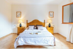 4 bedrooms, iron/ironing board, WiFi, bed sheets
