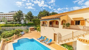 Un hôtel doté d’une piscine, d’un espace extérieur aménagé et offrant une vue sur les environs.